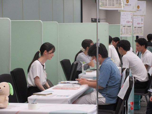 キャリア相談で話す学生