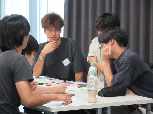 店舗開発ワークに取り組む学生
