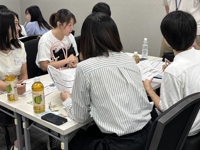 資料を囲んで話す学生