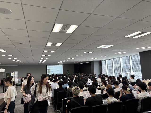 オープニングの会場