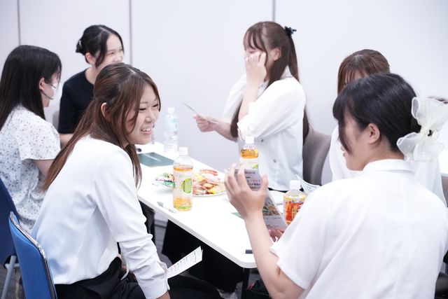 休憩時間に笑い合う学生