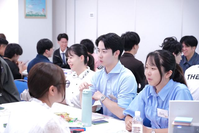 ワークショップで話し合う学生