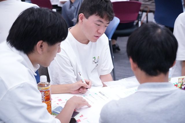 シートに書き込む学生
