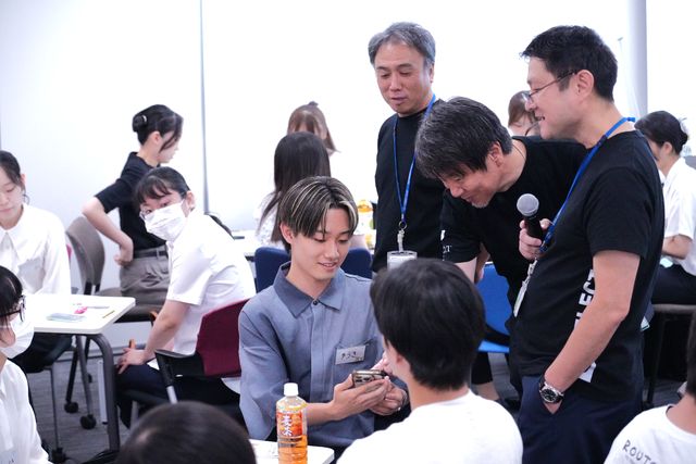 社員がテーブルを回ってフィードバック