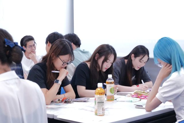 ワークに集中する学生