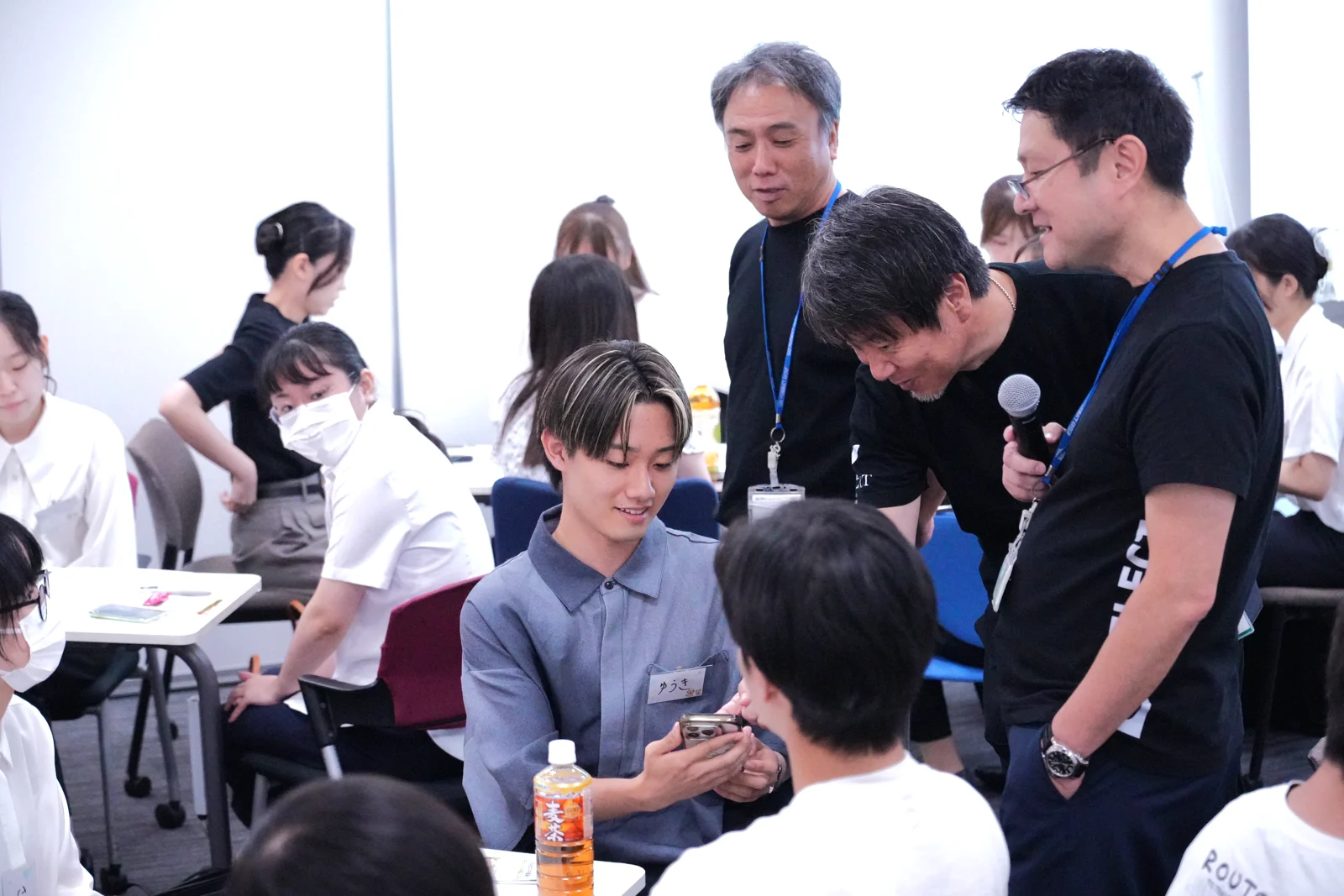 東京会場のOPEN CAMPUSで社員と学生が企画を考える様子