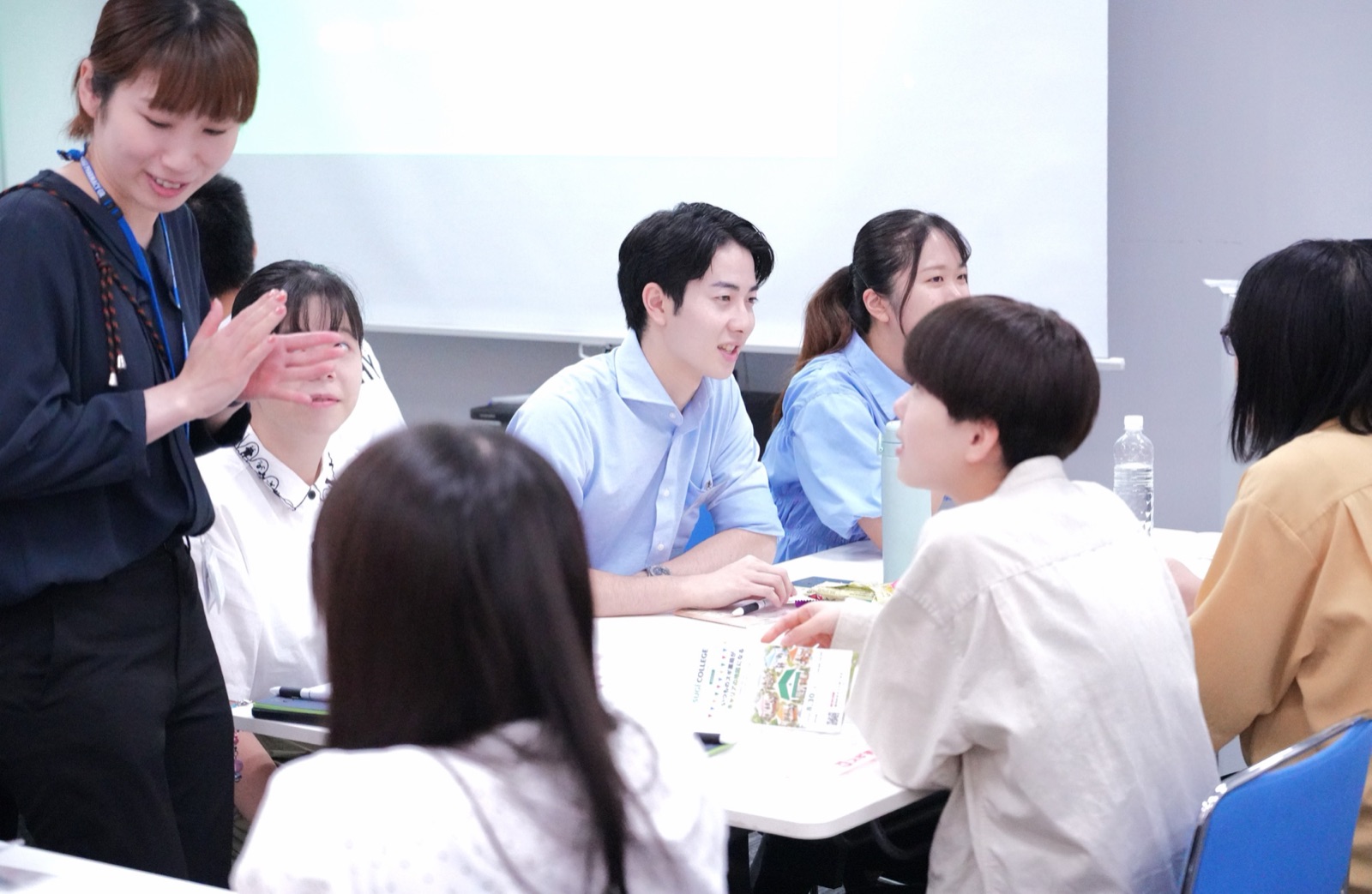 社員と学生が笑顔で交流している様子